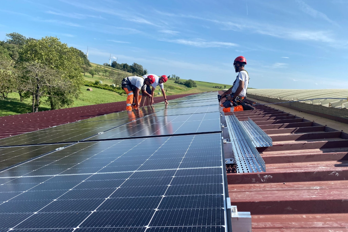Pose de panneaux solaires photovoltaïque sur des toitures de maison d'habitation (résidentiel) et sur des batîments agricoles.